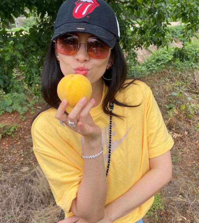 汪峰一家乡下体验生活，不会骑三轮接连撞墙，吓得章子怡失声尖叫