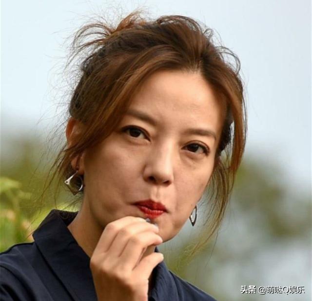 女版巴菲特的赵薇剧组照曝光，有些沧桑亮相综艺节目《中餐厅》。