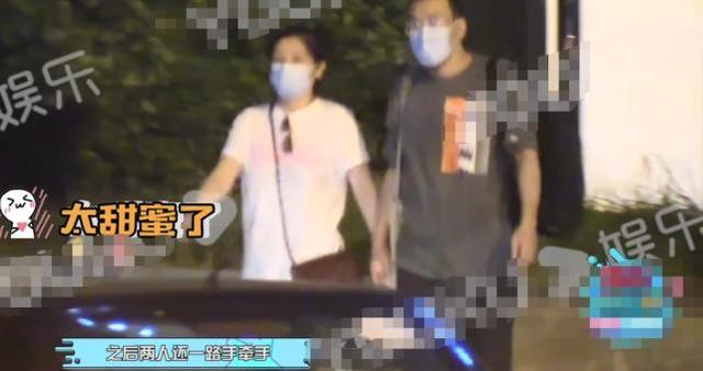 廖凡携老婆与友聚餐，席间热聊室内抽烟，饭毕当街搂肩牵手秀恩爱