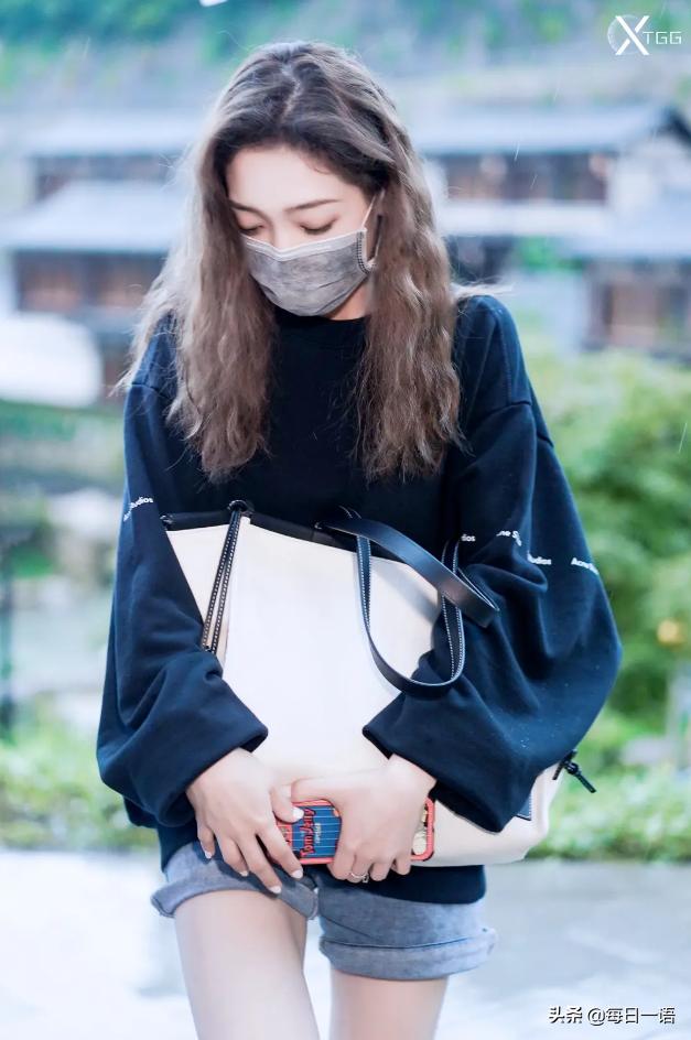 硬糖少女希林综艺生图：戴墨镜御姐范儿十足，