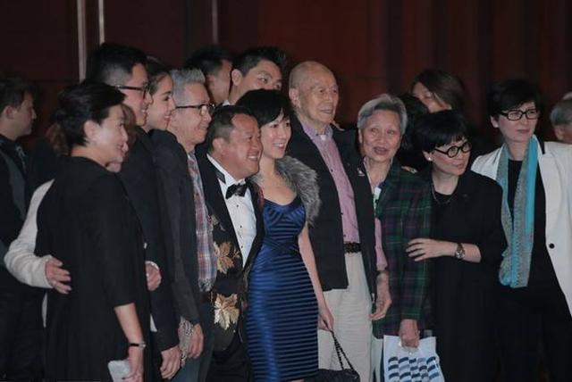 当年和王菲争夺歌后，辱骂内地人没素质，却恋上小23岁内地男友？