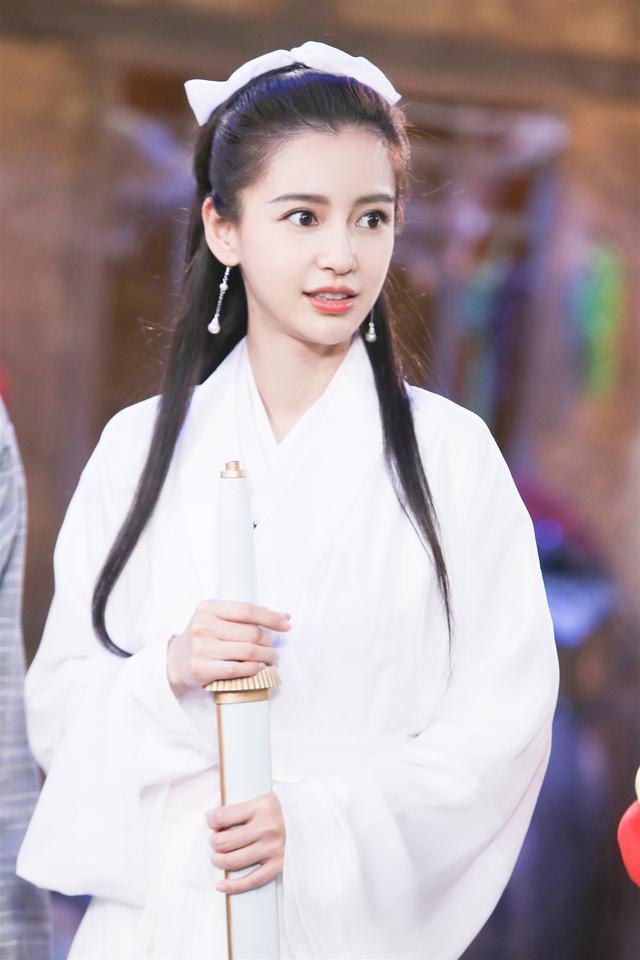 baby小龙女造型曝光后，于正发文狂吹彩虹屁，陈妍希粉丝怒了