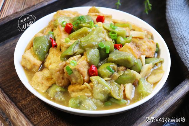 豆腐这样做太好吃了，不炒不油炸，加3根丝瓜，出锅比红烧还香