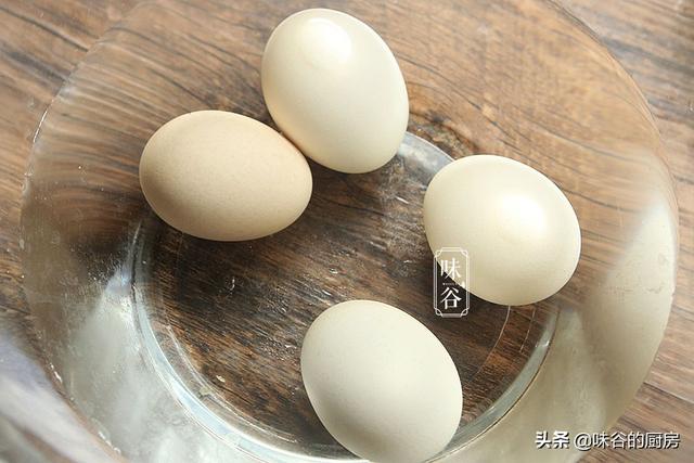 煮鸡蛋，只用清水就错了，多加2种料，鸡蛋又香又嫩，蛋壳更好剥
