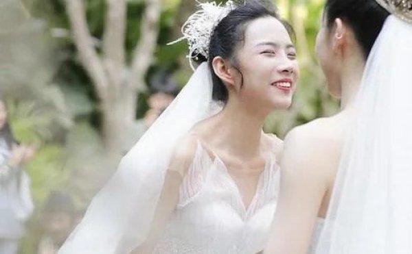 61岁杨丽萍爱徒晒近况，与同性恋人婚后度蜜月，