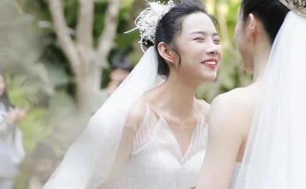 61岁杨丽萍爱徒晒近况，与同性恋人婚后度蜜月，身材颜值超迷人