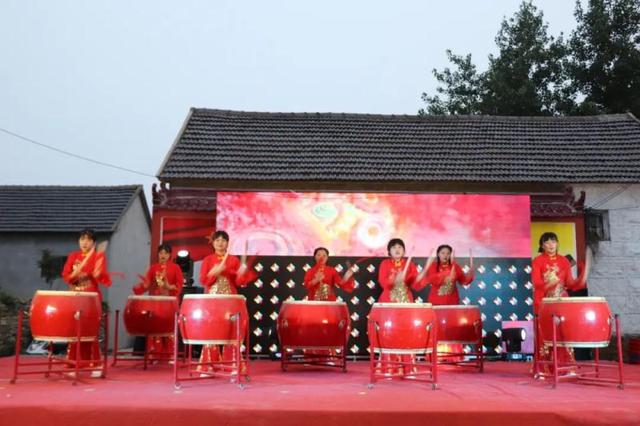 兰陵县住建局派驻第一书记村董许村举办文艺演出活动