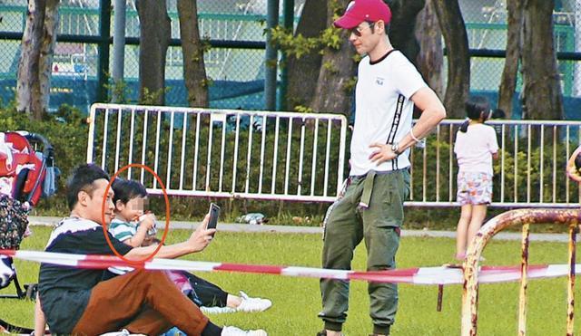 郑嘉颖带儿子公园里玩耍，1岁Rafa帅气可爱，陈凯
