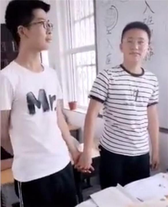「老师」两男生吵架被老师罚牵手 哈哈哈哈哈哈……