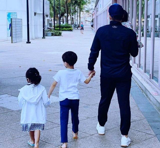 终于高调一回！郭晶晶霍启刚入住1.6亿别墅，搬