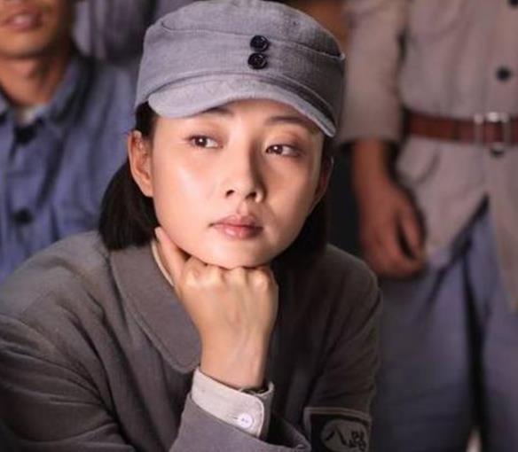 殷桃背后的5个男人，为何至今还单身？看完她的