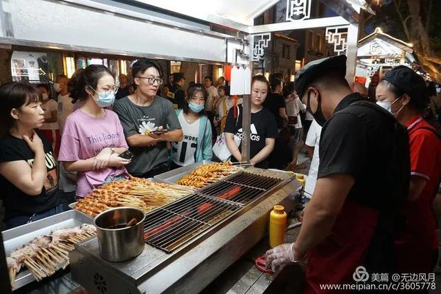 晋城南大街抓拍！众人排长队