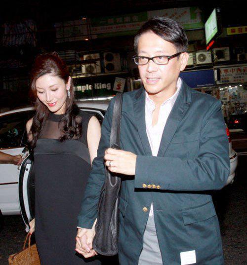 家住100亿豪宅，老婆是“大众情人”，他却每月