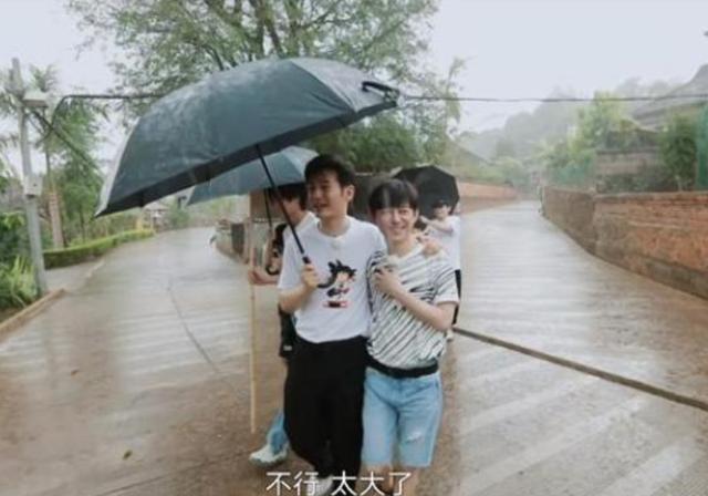 网曝黄晓明太自私，打伞只顾自己，打脸不？