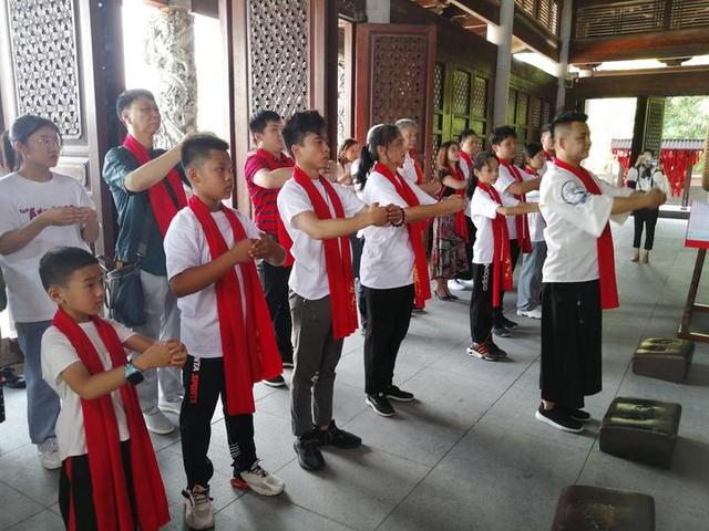 高三学子们纷纷到南宁孔庙，祭拜孔子，祈福金榜题名