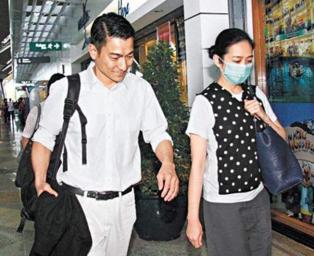 她纠缠刘德华30年，分手要求“借精”留念？难怪朱丽倩不待见她