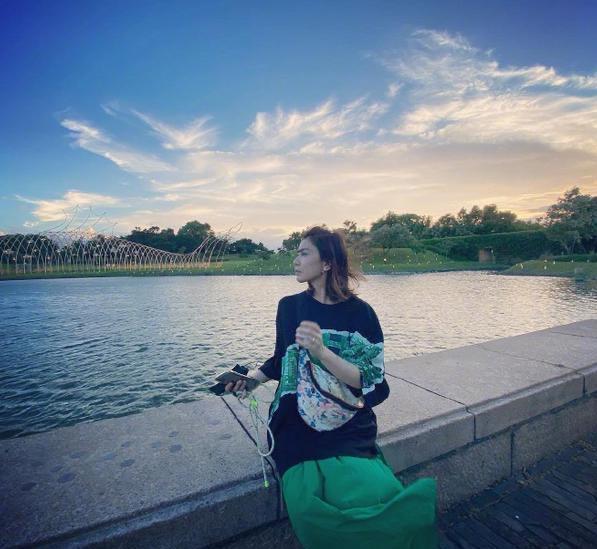 贾静雯分享与丈夫晒日光浴美照，皮肤白皙光滑，身材十分曼妙抢镜