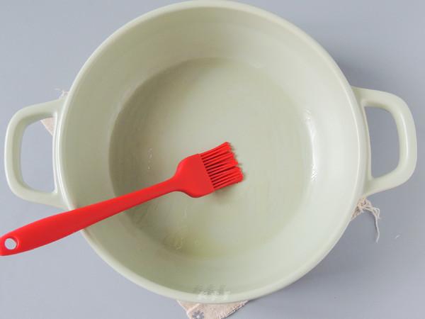 香肠煲仔饭很多人吃过不会做，教你简单做法，色泽金黄，香而不腻