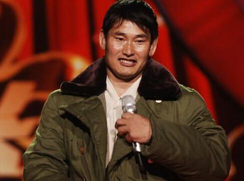 在“大衣哥”的门前，看到了人性的丑陋，朱之