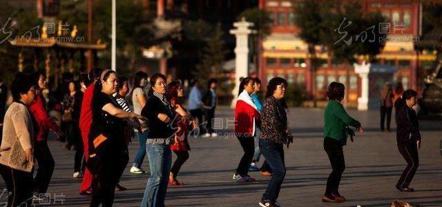 广场上那个绊倒骑滑板车男孩的老太太，她心里到底是怎么想的？