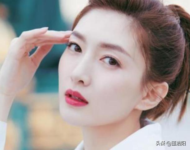 江疏影“高中照”被疯传，穿JK制服逛街，这腿是