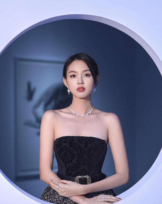 “艺人美女张梓琳”，拒绝豪门嫁给爱情，今35岁越发有韵味