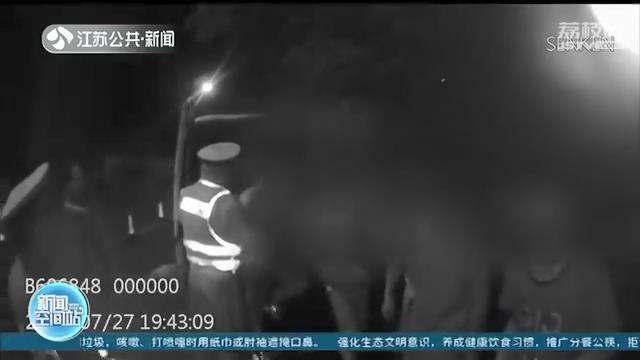 小客车内人头攒动！民警打开车门发现核载6人塞进21人