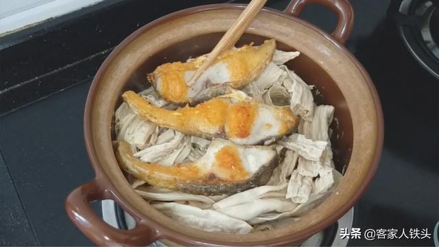 腐竹鱼腩煲：一锅夏季超下饭的美味，汁浓味香，米饭都要多煲一点