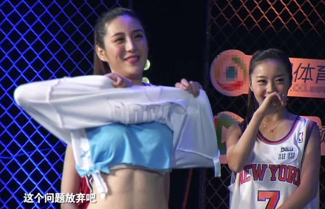 对着镜头“整理”衣服，女艺人没啥，李晨被字幕组警告