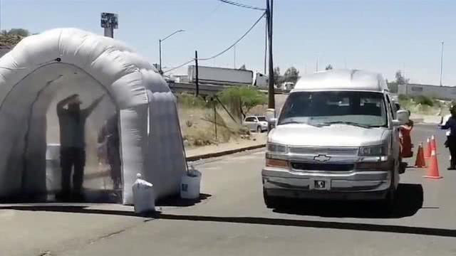 确诊者多从美国返回，墨西哥小镇建“隧道”给来自美国的人员消毒