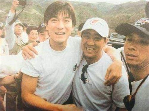 他凭一首歌走红，为天王写歌与天后同居，却因