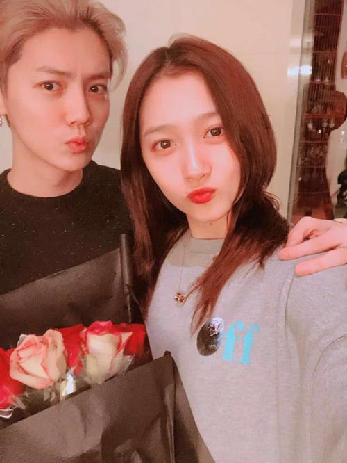 大家吃饺子都是蘸醋，看到关晓彤就着吃的东西，网友：不愧是汉子