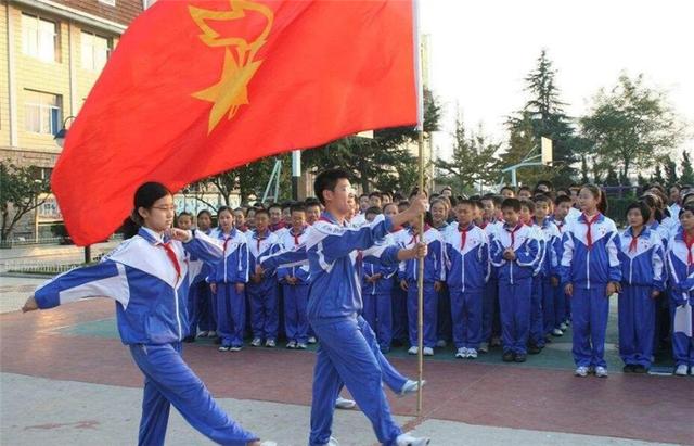 有些专家建议把中小学校服改为汉服样式，这个