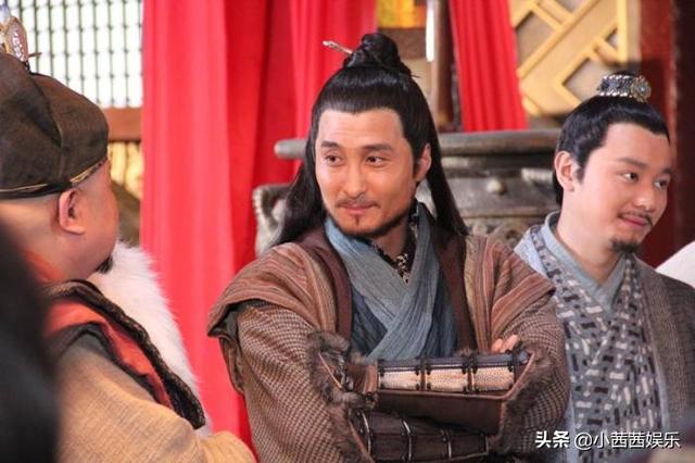 同父同母不同命，弟弟成大明星，衣帽间价值2个亿，哥哥却入狱