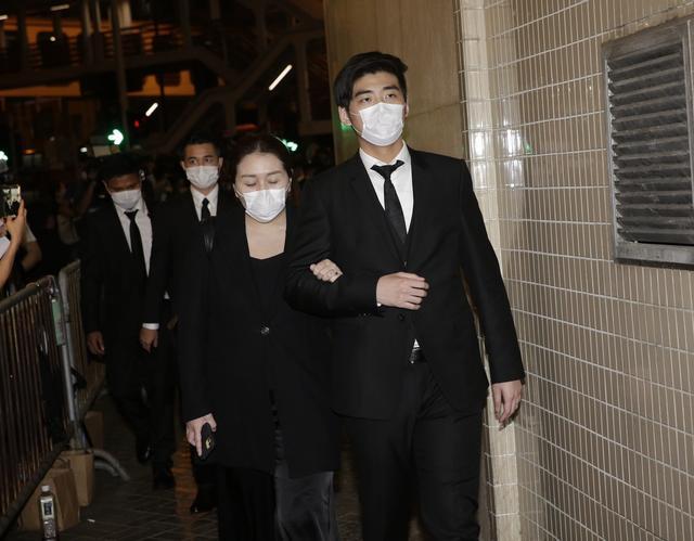 赌王葬礼，何超仪何超莲为什么六神无主，原因