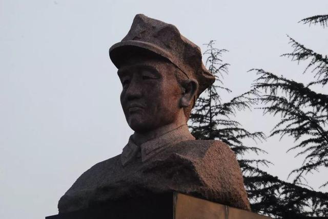 徐向前是他的贵人，曾多次救他于危难中，最后