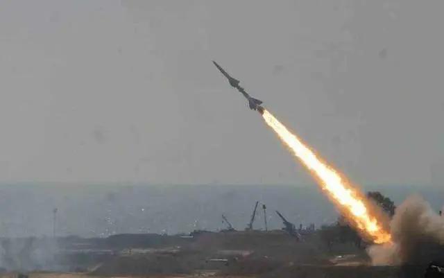 大批无人机导弹来袭！中情局大楼冒出黑烟，沙