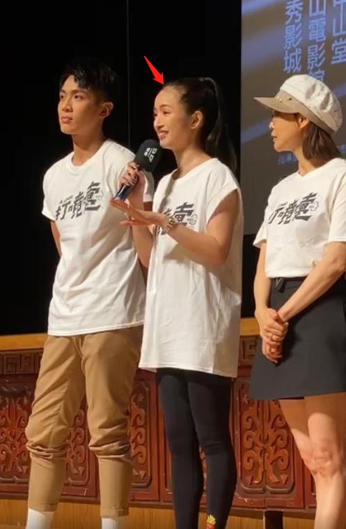 这几年@柯震东哭诉这几年真的很累 脸肿气质油腻认不出旁边林依晨秃成这样