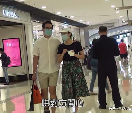 陈豪陪陈茵媺买名牌包吃雪糕享受二人世界 夫妻俩牵手搂肩很甜蜜