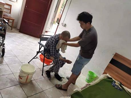 湖北武穴：郭林云与歹徒搏斗中3刀，两年从军，军魂入骨