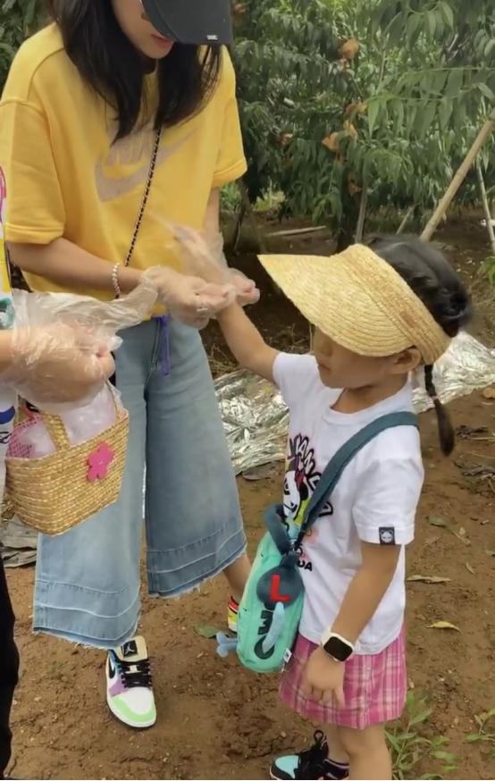 章子怡带一家人爬山太清新，小女儿一看脸傲娇