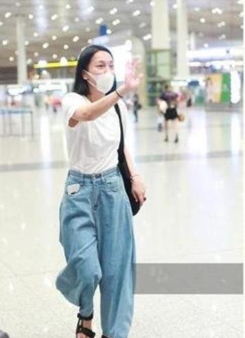 周迅出现在机场，穿裹身款上衣配7分阔腿裤，越巨星越不用装