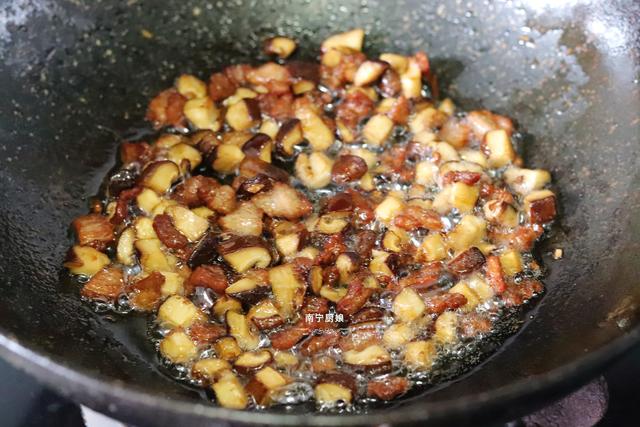 夏天这样做面条，做一锅不够吃，酱香浓郁，面条劲道，好吃到舔盘