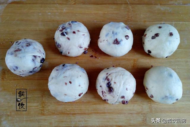 面粉加红豆，早起电饭锅一蒸，比面包还好吃，做早餐特别棒