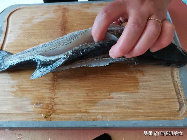 清蒸鱼千万不要放盐和料酒，教你正确的做法，鱼肉鲜嫩入味又不腥