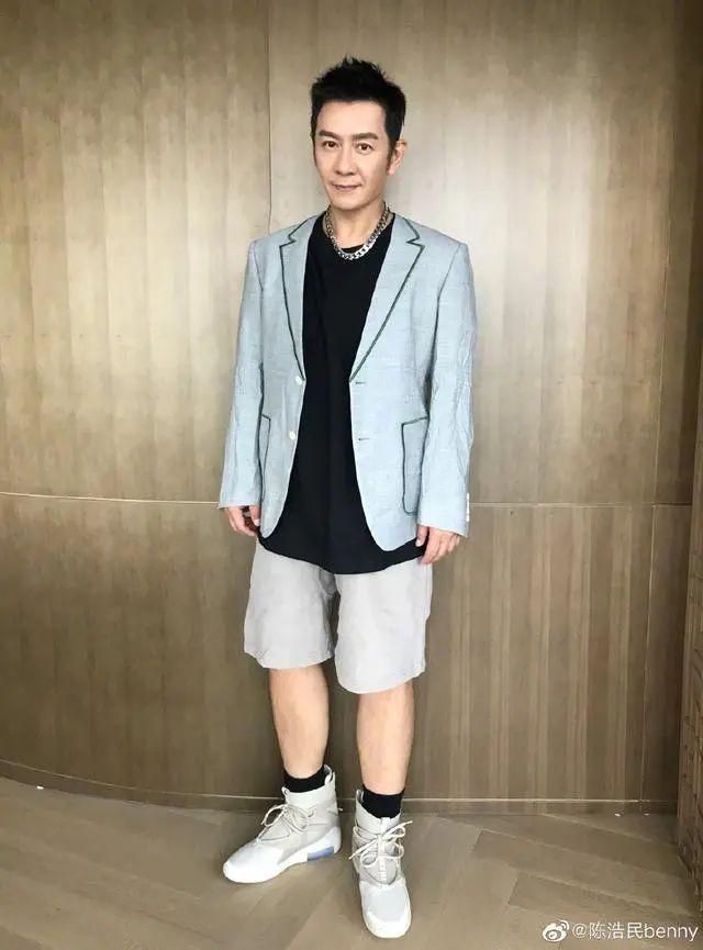 陈浩民夫妇热舞如俩假人，男方手放错位置猛推