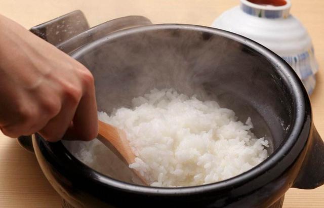 老人吃糙米稳定血糖、健补脾胃，营养师说：糙米蒸饭别犯这些错误