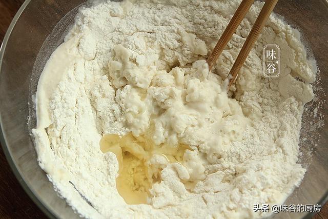 快立秋了，早餐饼这样做营养更足，皮薄馅多又美味，家人喜欢吃