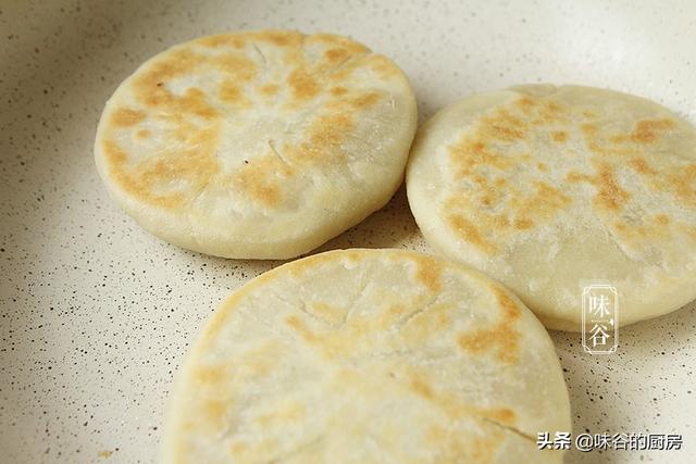 快立秋了，早餐饼这样做营养更足，皮薄馅多又美味，家人喜欢吃