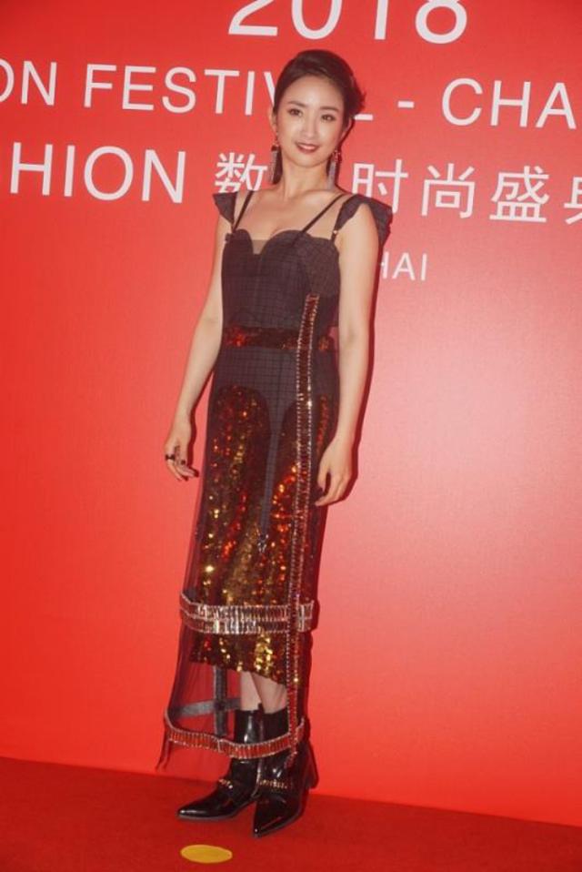 不扮嫩的林依晨才是真的美，穿身“御姐裙”太闪耀，真有魅力